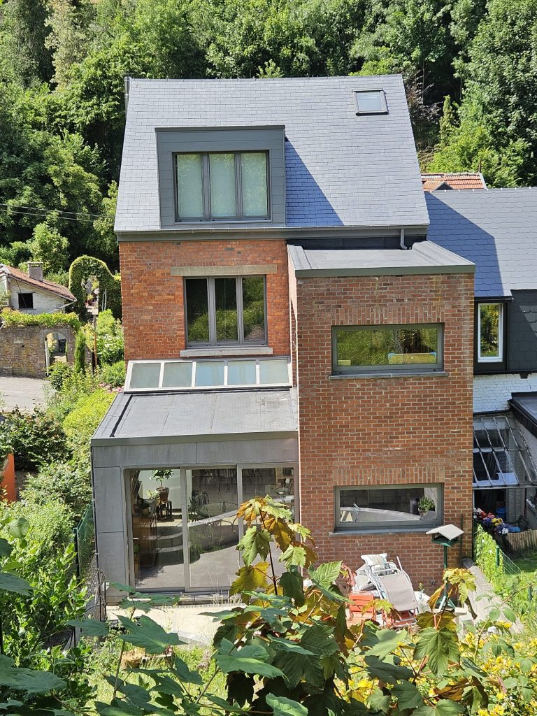 Toiture inclinée et toiture plate