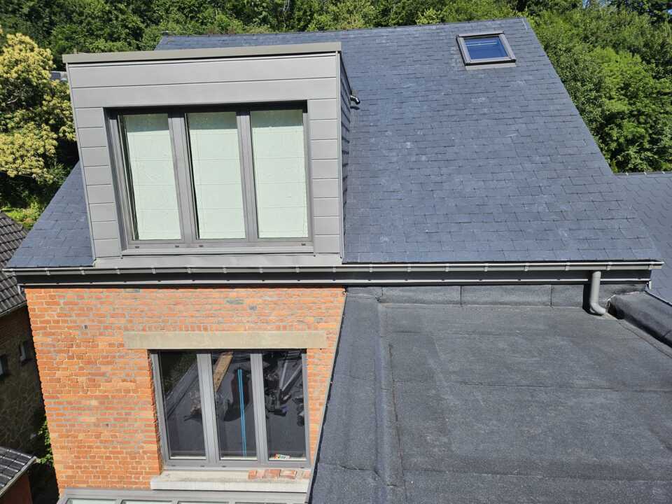 Toiture inclinée et toiture plate