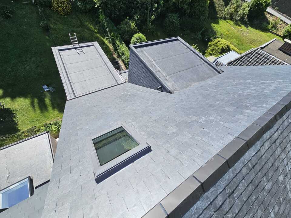 Toiture inclinée et toiture plate