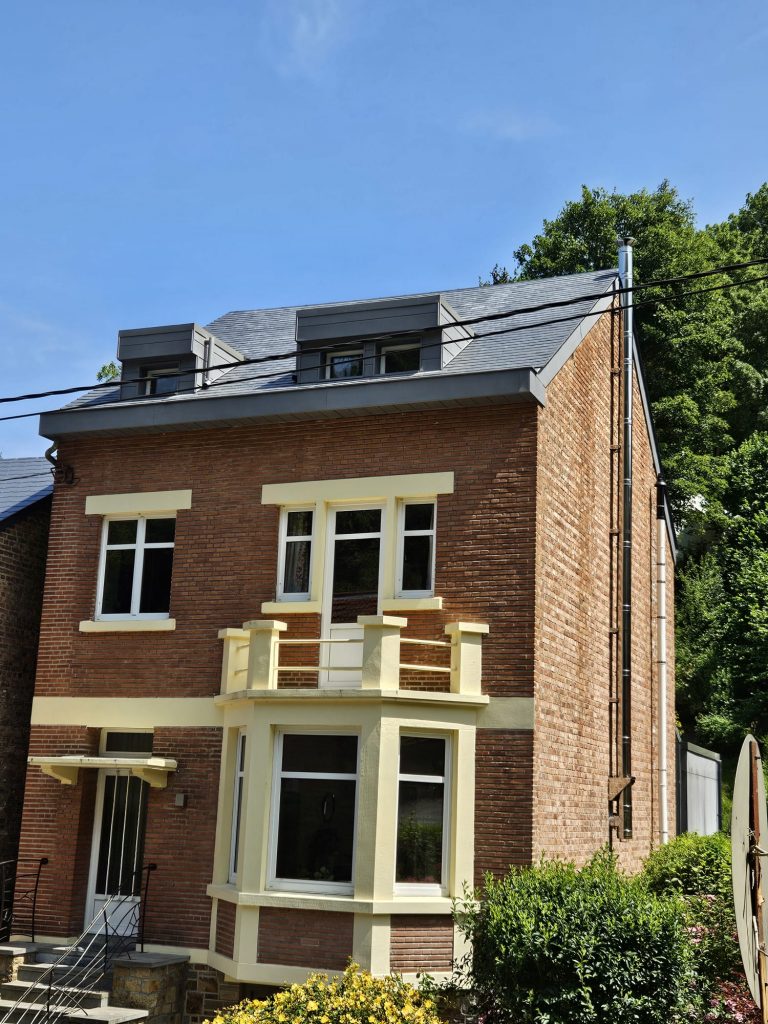 Toiture inclinée et toiture plate