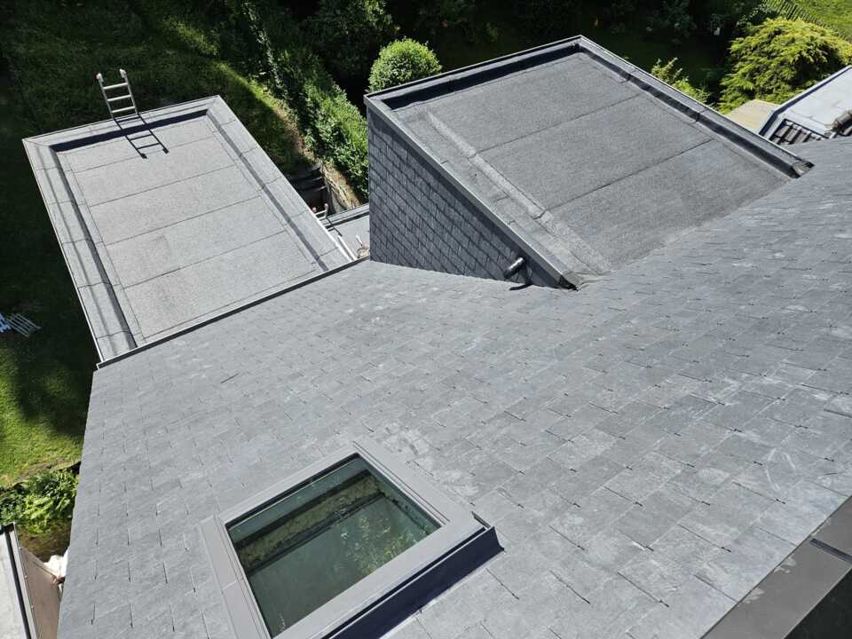 Toiture inclinée et toiture plate