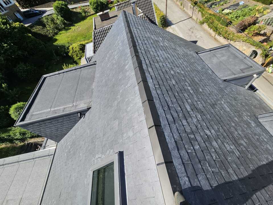 Toiture inclinée et toiture plate